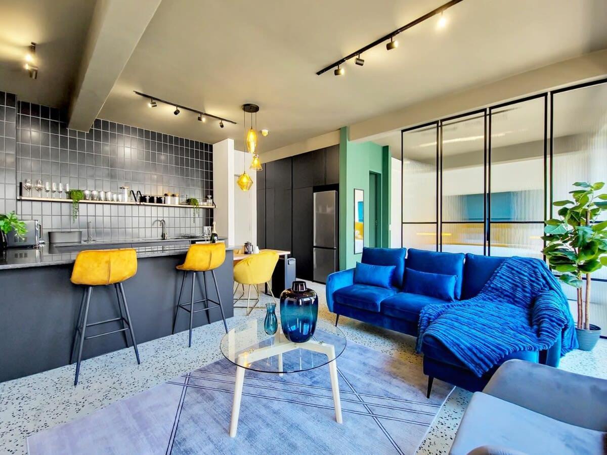 Luxurious Hotel-type Living Couples Retreat- Pool Apartment *