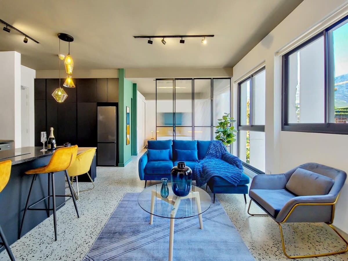 Luxurious Hotel-type Living Couples Retreat- Pool Apartment *